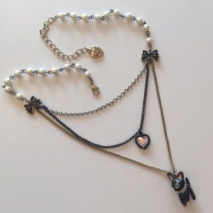 Betsey Johnson faux pearl cat pendant neck…